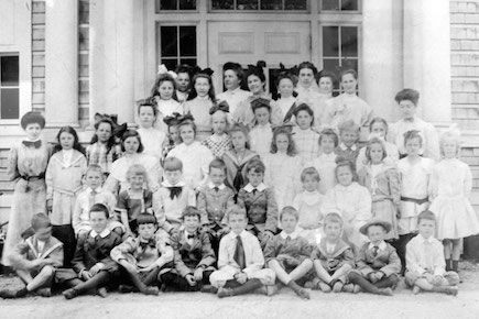 A photo of the students of The Norfolk School, 1907.